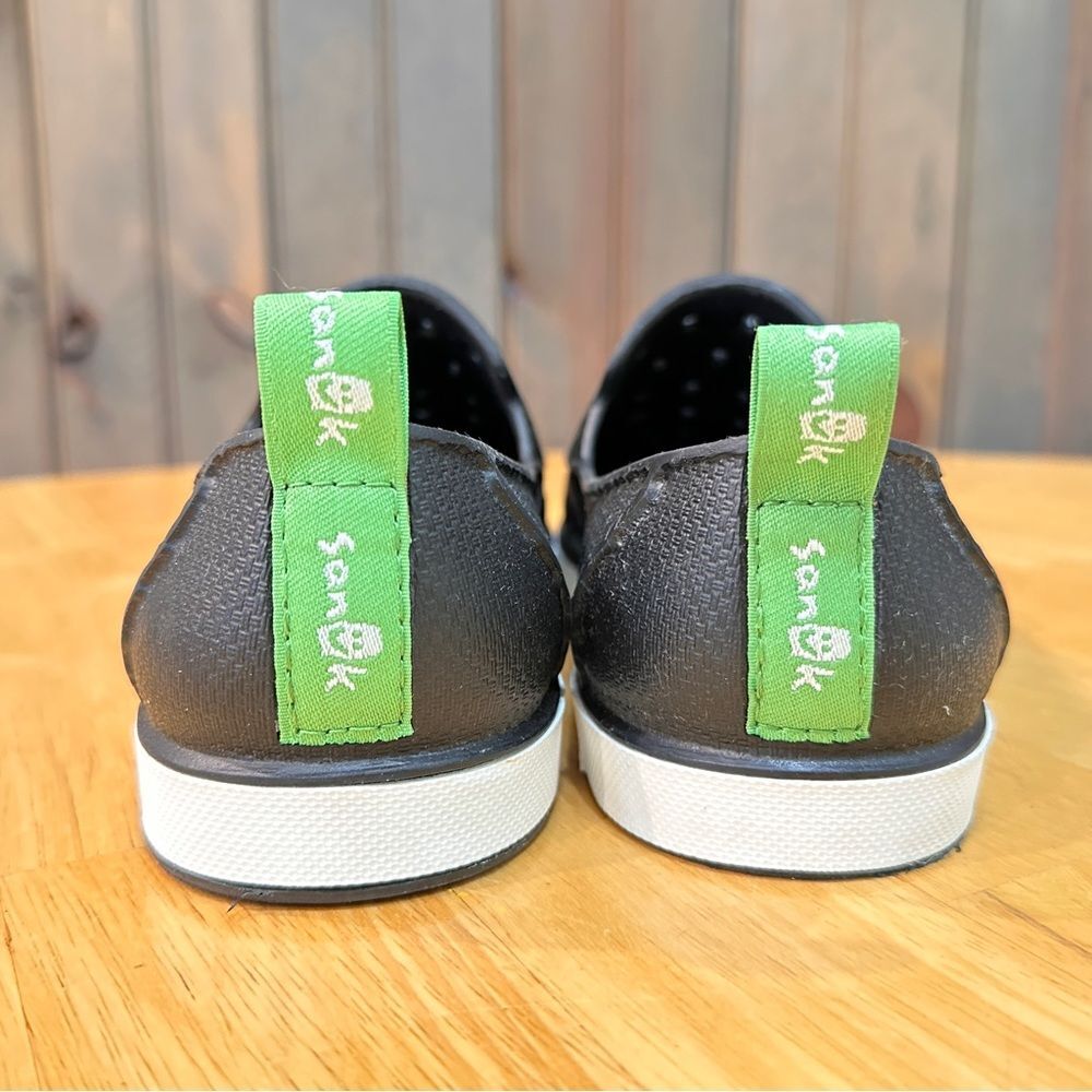 Kids Sanuk slip on beach shoes size 5-the ease of Crocs, without the clunkiness! - Picture 3 of 6
